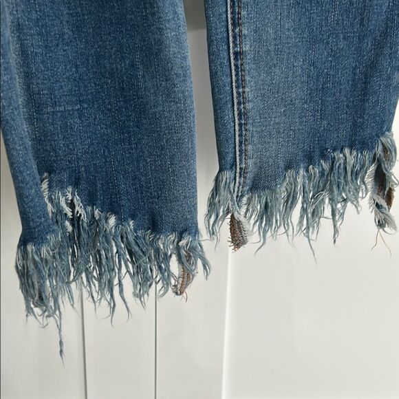 Free People Blue Distressed Frayed Ankle Jeans - Sz 26 - EUC - Picture 2 of 6